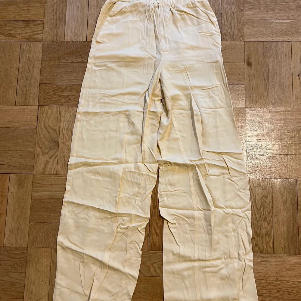 Trousers from NA-KD. Light yellow. Worn 2 times. Size 34. Jeans & Byxor.