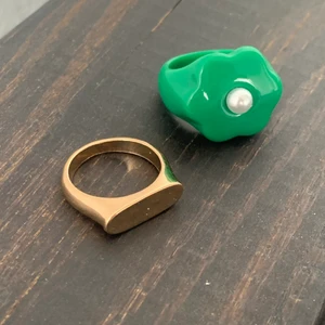 Ringar - Säljer dessa helt nya ringar, aldrig använda och köpta på Urban outfitters🤩 Köp en för 30 eller båda för 50!