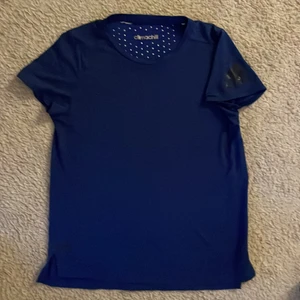 Adidas tränings t-shirt - 7 stycken adidas tränings t-shirts, fint skick men använda! Alla likadana, står ej vilken storlek men är en storlek S, skriv ifall ni har några frågor :) 40kr/st
