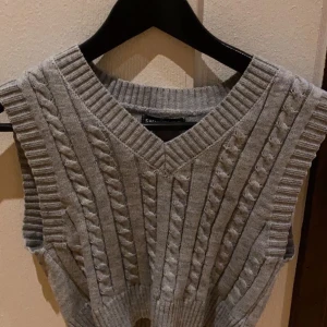 Väst - Säljer denna croppade väst som är i M men är som en XS. Passar till det mesta och gör en hel outfit.
