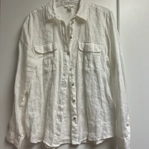 Linne Skjorta från HM - Premium Selection Linne Skjorta från HM. Oversized och fin med bara en knapp knäppt eller som kofta 😉 Endast provad 😊 