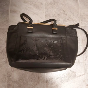 Mycket fin skinnväska  - Man får mycket med sig. Olika mönster. Det finns fack på olika sidor Betalning via Swish 