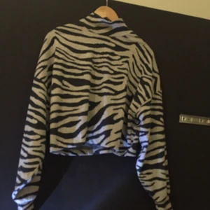 Bikbok - Riktigt skön tröja, fin också. Jah har använt den 1 gång. Storlek;S