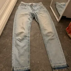 Märke: mins inte köpte de i Italien  Storlek:34 Pris:150kr Jätte fina ljusa jeans passar bra för dem som är 165 cm eller kortare.  Använd bara få gånger 😊