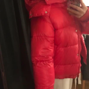 Bilbok puffer jacket - Säljer min bik bok jacka. Köpt här på plick för något år sen. Säljer då jag inte använder längre. Den är i jättebra skick och nytvättad. Skriv vid frågor eller fler bilder!💕 Det står i jackan att den är XS men jag kan garantera er att den passar dig även fast du är en S eller M också. Jag själv brukar ha M i kläder. 