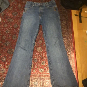 Baggy lågmidjade/mid jeans - Jättefint skick andvänt några gånger köpta på beyond retro. Dom passar ju typ vem som helst efterssom dom är Baggy men när jag hade på mig dom var jag strl s.