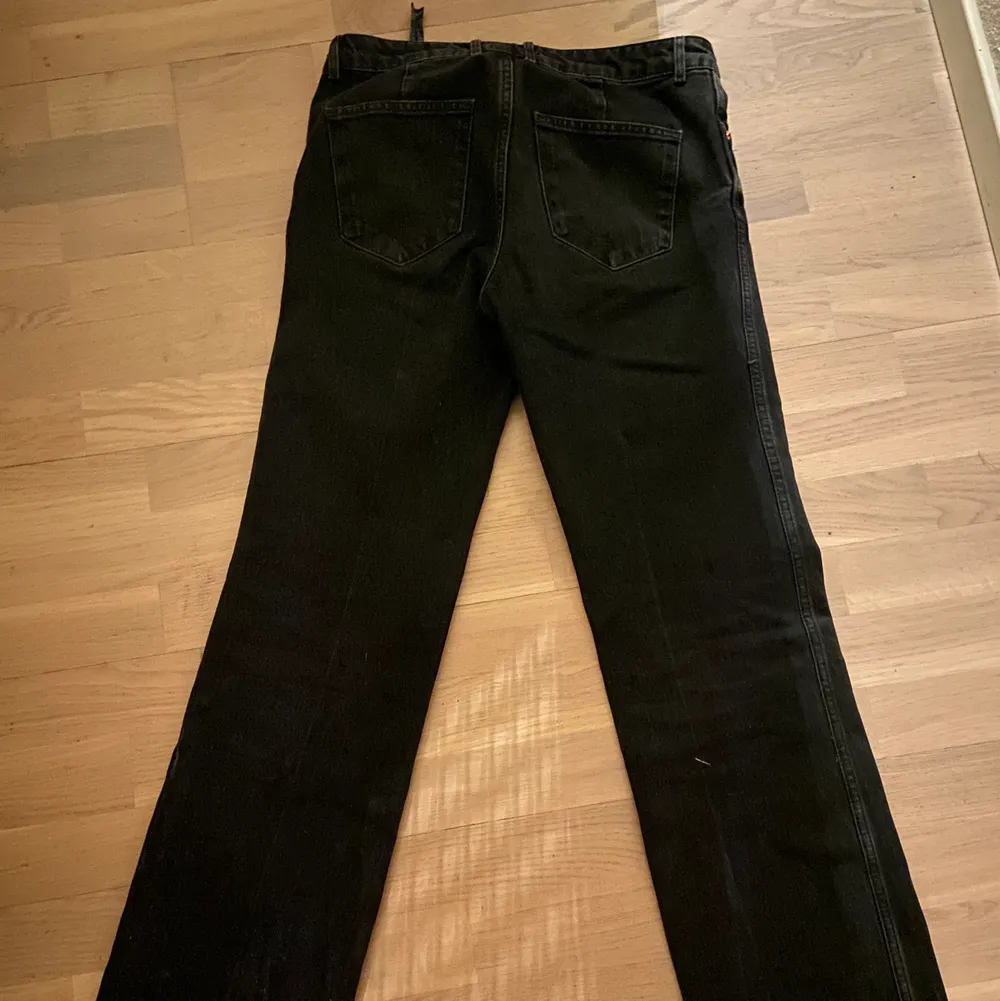 ZARA raka grå jeans med slitningar nere midwaist😋. Farkut & Housut.