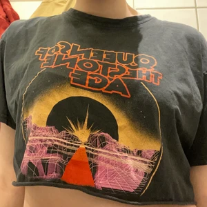 Queens of the atonale T-shirt  - Croppad queens of the stoneage T-shirt från bershka i bra skick