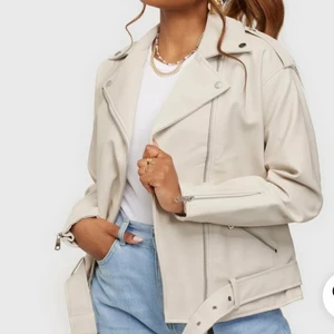 Skinnjacka - Beige/Naturvit skinnjacka från Missguided men köpt på Nelly. Fin jacka i nytt skick, använts 3 gånger. Storlek 36