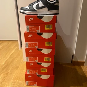 NIKE DUNK LOW BLACK / WHITE - Säljer lite Nike dunk low panda. Storlekar 38 , 39 x3 och 44. Priserna är 2200:- styck + frakt! Betalning via Swish först sen skickar jag dom spårbart via postnord. Har över 300 referenser. DM för frågor eller liknande. 