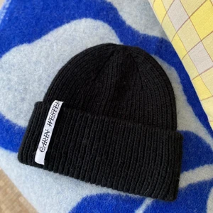 Carin Wester mössa  - Svart mössa i större modell från Carin Wester, knappt använd!