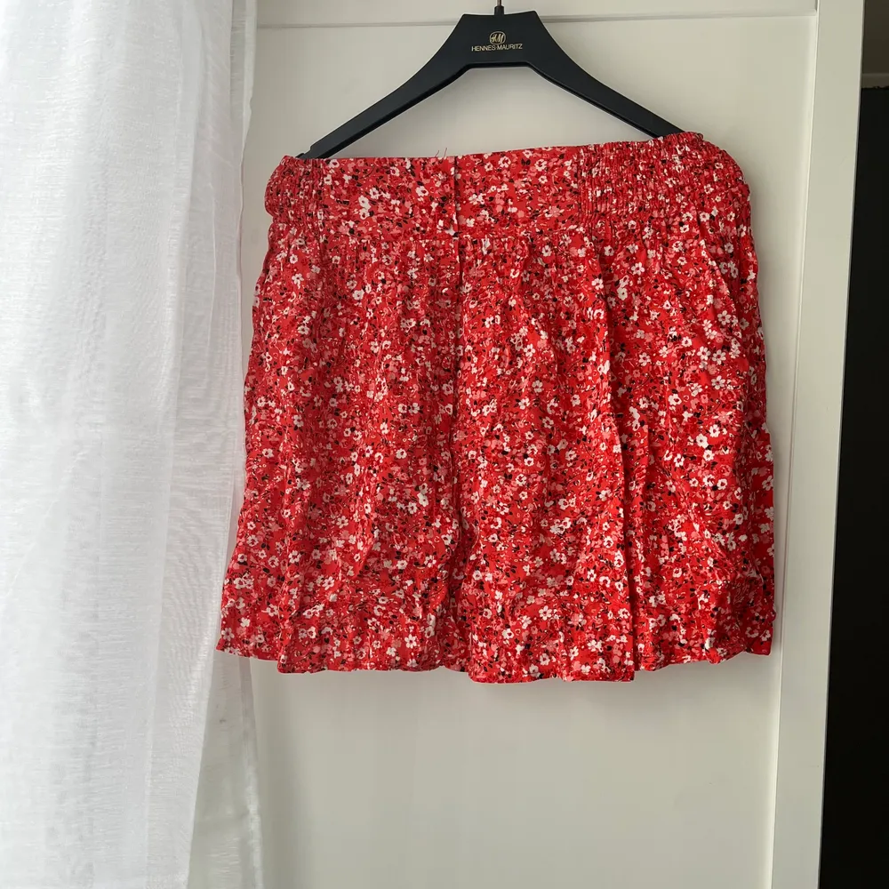 Fin röd blommig somrig kjol, perfekt till sommaren! Kjolen säljs för 70kr + frakt. . Kjolar.