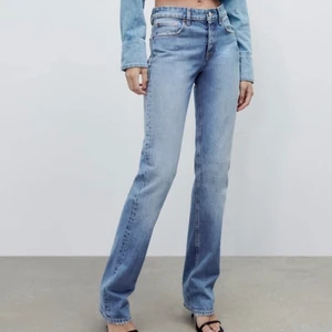 Zara jeans - Säljer mina sååå fina straight leg jeans från zara. Slutsålda och i den perfekta blå färgen. Strl 36 Skriv för egna bilder använda Max 5 ggn