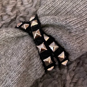 Armband - Egengjort svart dubbelt jeansarmband med nitar🌟 för perfekt passform mät din handled så tillverkar jag efter dina mått.  Ps frakten blir billigare om jag postar med frimärken😉