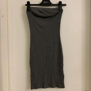 Högmidjad tajt kjol - I färgen grå, storlek S. Tajt modell. Går att ha som hög midjad kjol