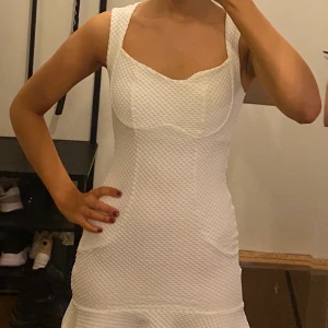 Vit klänning  - 🍀 Vit klänning storlek S, 90kr innan frakt 🍀