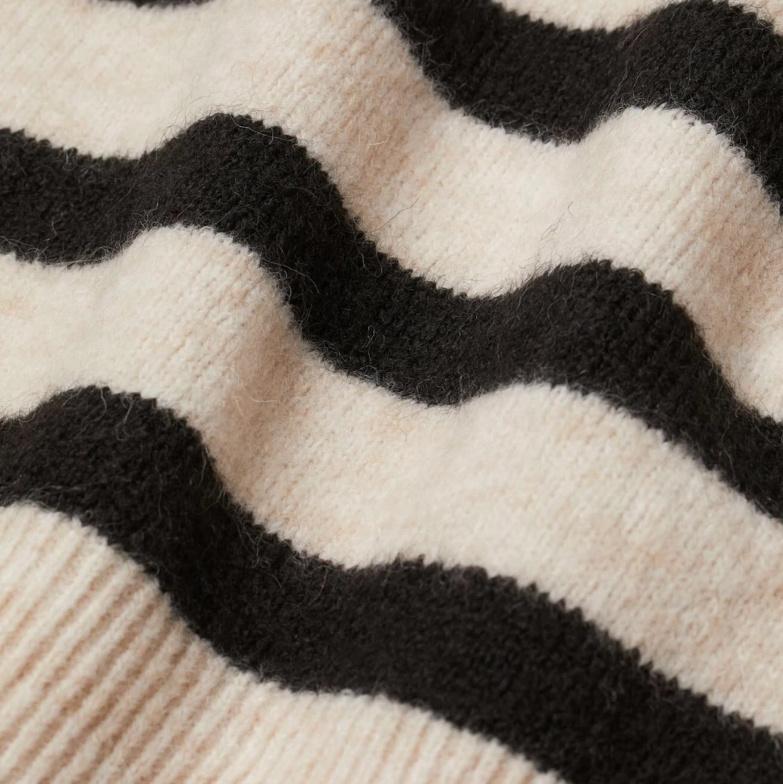 H&M- Stickad tröja  - 90