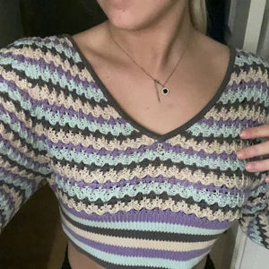 Stickad tröja från Zara - Randig stickad tröja från Zara som är super fin och sitter perfekt i storleken. Brukar vanligtvis ha S men även XS i kläder, trots att denna är i M sitter den bra❤️