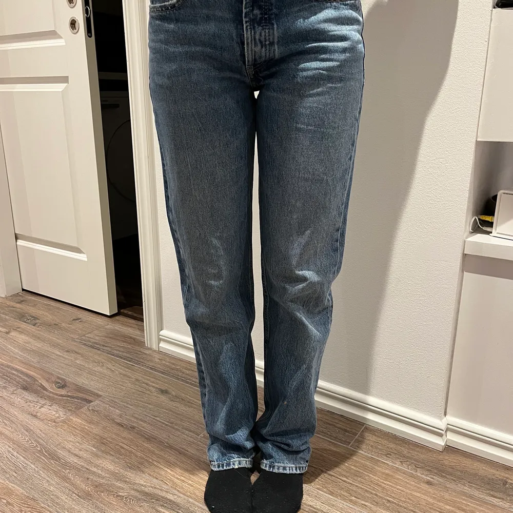 Ett par sjukt najs & trendiga jeans från Zara. De är mid rise och i en snygg blå färg. I stl 38 men skulle säga att de är lite små i storleken. Knappt använda, bra skick. . Jeans & Byxor.