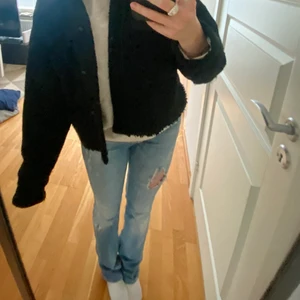 Lågmidjade jeans - Ur snygga lågmidjade raka jeans från en gammal kollektion hos zara! Jag är 1.68 men skulle passa längre då de är långa på mig!🙏🏼💗