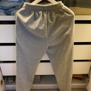 Mjukisbyxor  - Sköna ljus grå mjukisbyxor, tjocka i materialet och rymliga fickor. Aldrig använt då jag råka beställa i fel storlek!
