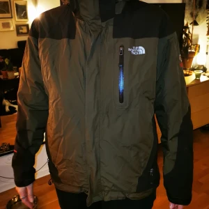 North face jacka - Knappt använd. Inte en täckjacka, är lite fodrad