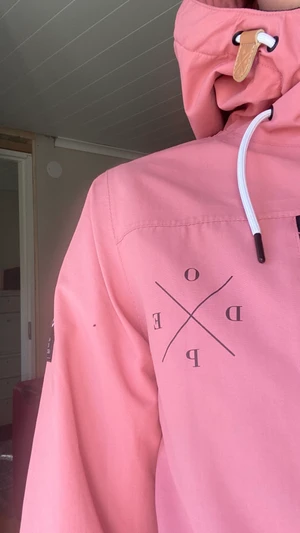 Dope snow jacka - Mycket bra skidjacka, nästan helt oanvänd! Fin ljusrosa färg och med många bra fickor, nypris 1200kr