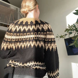 Stickad tröja  - Stickad tröja från Pull&Bear med fina mönster. Inköpt för 1 år sedan 🤎