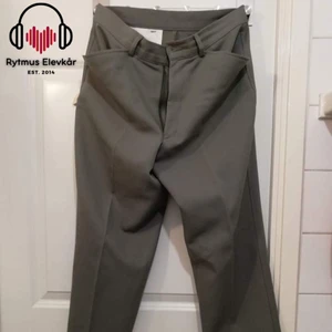 Gråa byxor - Gråa kostymbyxor i strl 32. Säljs av Rytmus Stockholms Elevkår, alla kläder som säljs har skänkts utav elever på Rytmus och de pengar som samlas in från klädinsamlingen ges oavkortat till WWF. Ta chansen och köp fina kläder second hand och bidra på samma gång till att bevara miljön!