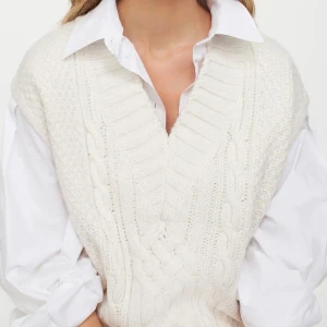 Stickad väst - Skitsnygg med en skjorta under ✨✨✨strl m men passar på dom flesta beroende på hur man vill ha den 🙏🏼🥰