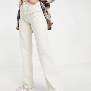 Jeans från ASOS - Säljer mina superfina krämvita jeans ifrån ASOS. Endast använda en gång och säljer pga att jag personligen vill ha lite längre jeans, jag är 177 lång och jeansen slutar precis innan hälen på mig. 🤍