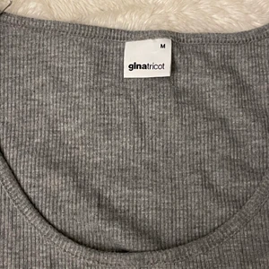 Grå volangtopp - En grå topp från ginatricot med volangerärmar i storleken M, men skulle även kunna passa en S då den är liten i storleken. 45kr exklusive frakt!!                                     Hur söt som helst ju!!☺️☺️