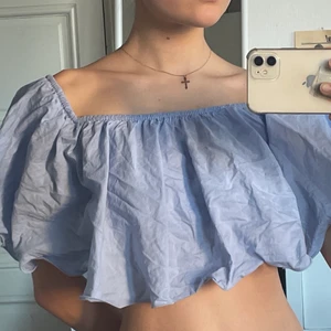 Topp - Säljer min jätte fina ljusblå slutsålda topp från NA-KD. Kan bäras på två sätt. Använd en gång så helt nyskick!💙