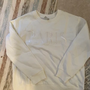 Vit sweatshirt - Aldrig använt. Den är en storlek L men den sitter som en XS/S. Skriv för mer info!