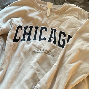  sweatshirt ifrån hm - Säljer denna sweatshirt ifrån hm då den aldrig används, det är storlek M. Nästan aldrig använd! 100kr