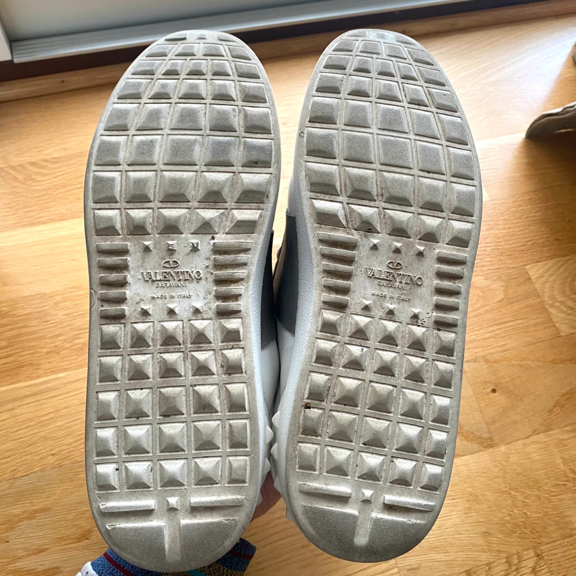 Valentino garvani vit/silver 40/41 - 91