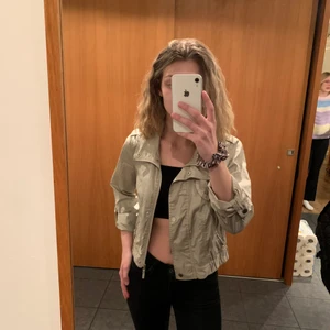 GADEROBSRENSNING!! - Snygg vår och sommarjacka! Knappt använd. Från märket vero Moda jeans i storlek M