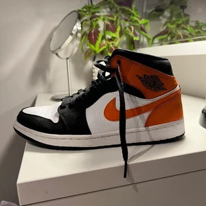 Air Jordan 1 mid  - Säljer mina jordans då jag inte använder dem längre!