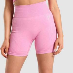 Sparsamt använda Gymshark shorts i en fin rosa färg, storlek S