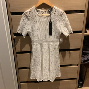 Klänning - Vit klänning som passar perfekt till studenten eller andra tillfällen. Aldrig använd med alla lappar kvar. Säljer pga hann inte lämna tillbaka den i tid. Köpt på bubbleroom, nypris 699 kr.