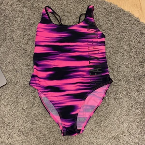 Mönstrad baddräkt  - Rosa mönstrad baddräkt med korsad rygg😊