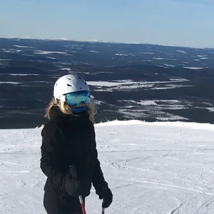 Skidjacka Everest  - Svart fodrad skid-och snowboardjacka från Everest i storlek 36. Vind och vattentät, med snölås i midjan för att hålla kyla och snö borta. Luva, två yttre midjefickor och även en ficka på armen med plats för liftkort, dessutom en lättare innerficka för mobil. Använd men fortfarande i fint skick! Köparen står för frakt. 