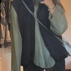 Grön stickad tröja! - Endast använd någon gång, frakt tillkommer med 66kr