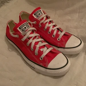 Röda låga converse - Säljer mina converse, strl 40, endast använda ett fåtal gånger men i väldigt bra skick, säljer pga använder ej längre💘