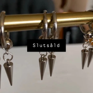 Örhängen - Nu är dessa slutsålda men kommer in i lager om ca två veckor. Skriv om ni är intresserade så blir ni kontaktade när dom kommer in igen.