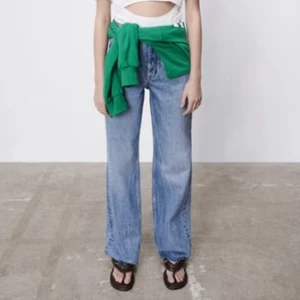 Jeans från Zara stl 32 - Säljer dessa superfina jeansen från Zara i storlek 32! Kontakta mig vid intresse💕