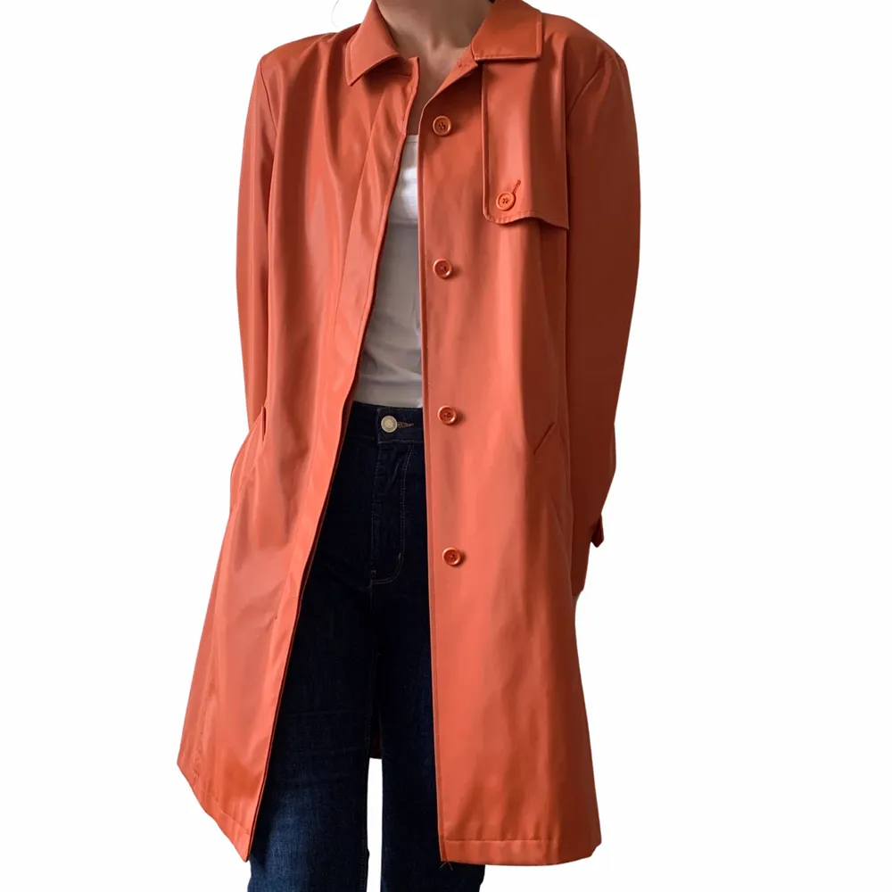 Vintage orange regnjacka/trenchcoat 🧥 supersnygg och jättebra kvalitet, made in Italy. Modellen bär oftast xs och är 174cm lång. Skriv om funderingar 🧡. Jackor.