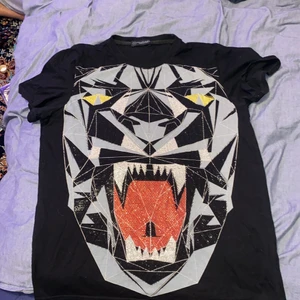 Philipp Plein (man)  - Philipp plein t-shirt, välanvänd och några pärlor har låstnat men inget som märks. Sänker pris vid snabb affär