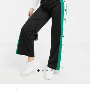 Säljer dessa byxor från Asos då de inte kommer till användning längre, fint skick! 