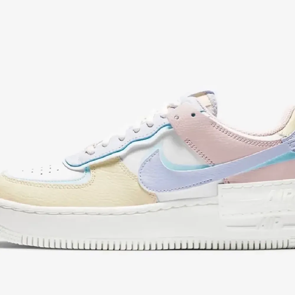 Nike af1 shadow pastel. Nästan helt nya, använd två gånger. Kontakta för fler bilder. Boxen kommer med.. Skor.